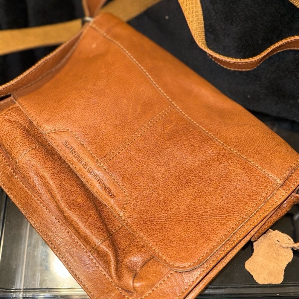 Tan Messenger Bag with Sleek Design and Versatility - Picture 3 of 16
